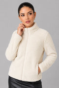 Chaqueta de pelo suave beige con cremallera frontal y cuello alto