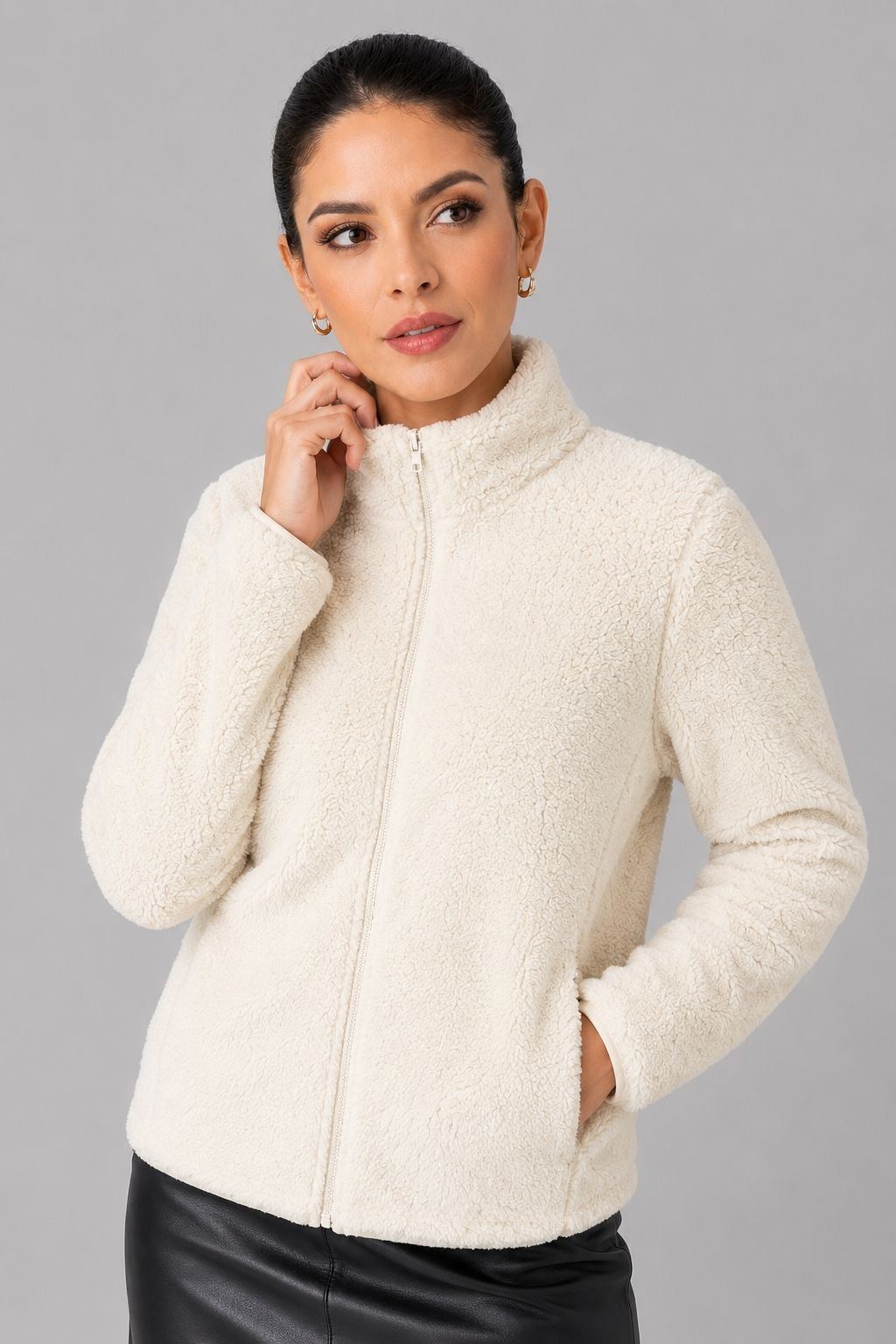 Chaqueta de pelo suave beige con cremallera frontal y cuello alto