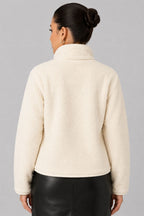 Chaqueta de pelo suave beige vista trasera con cremallera y cuello alto
