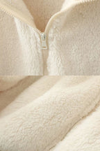 Chaqueta de pelo suave crema con cremallera blanca y costuras laterales