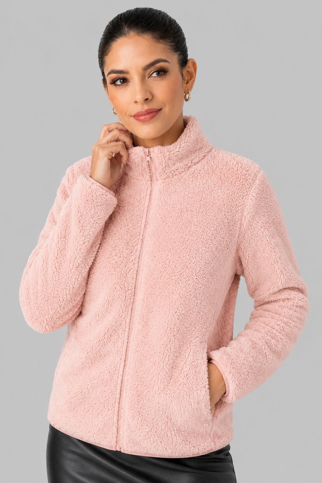 Chaqueta de pelo suave rosa con cremallera frontal y cuello alto