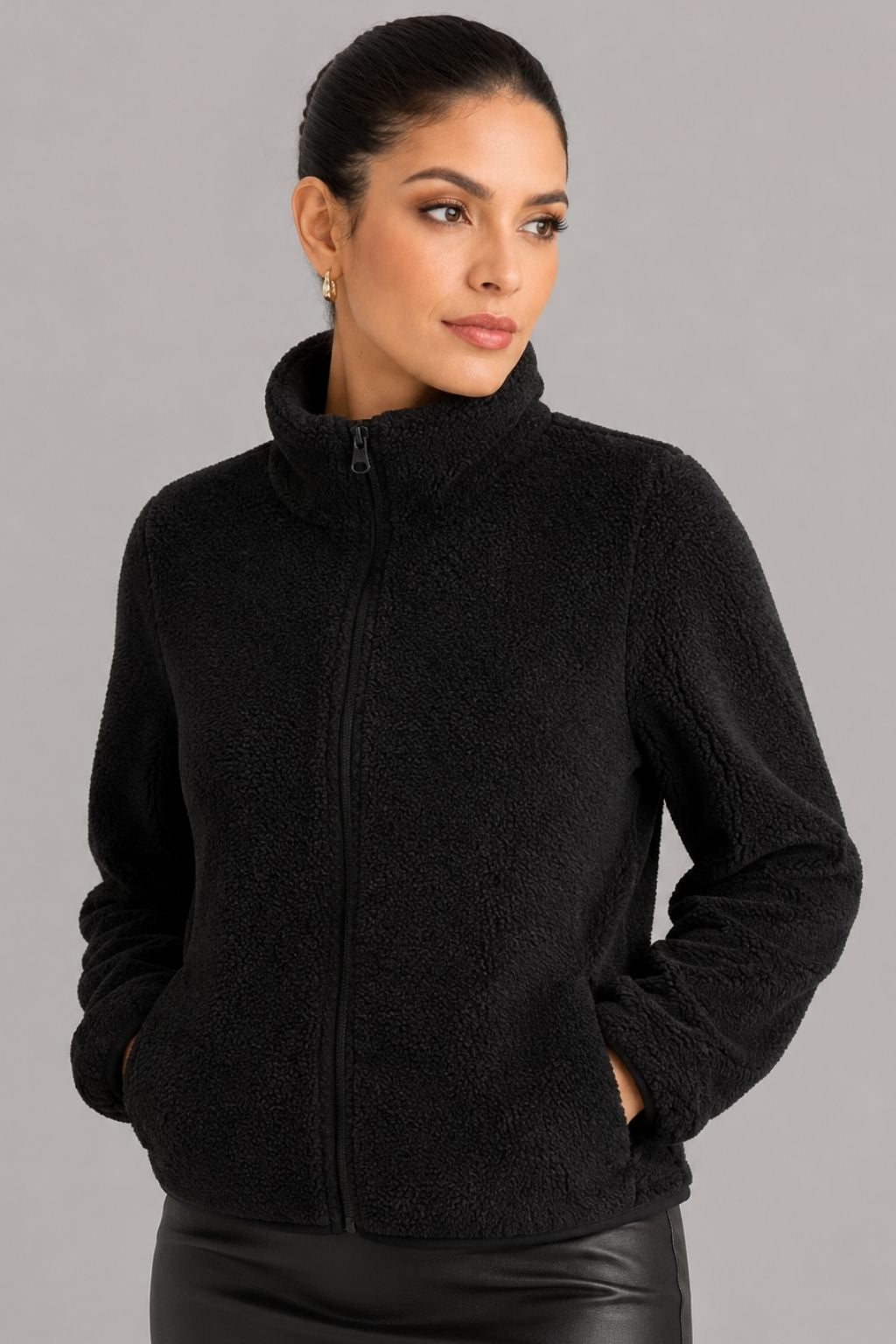 Chaqueta de pelo suave negra con cremallera frontal y cuello alto