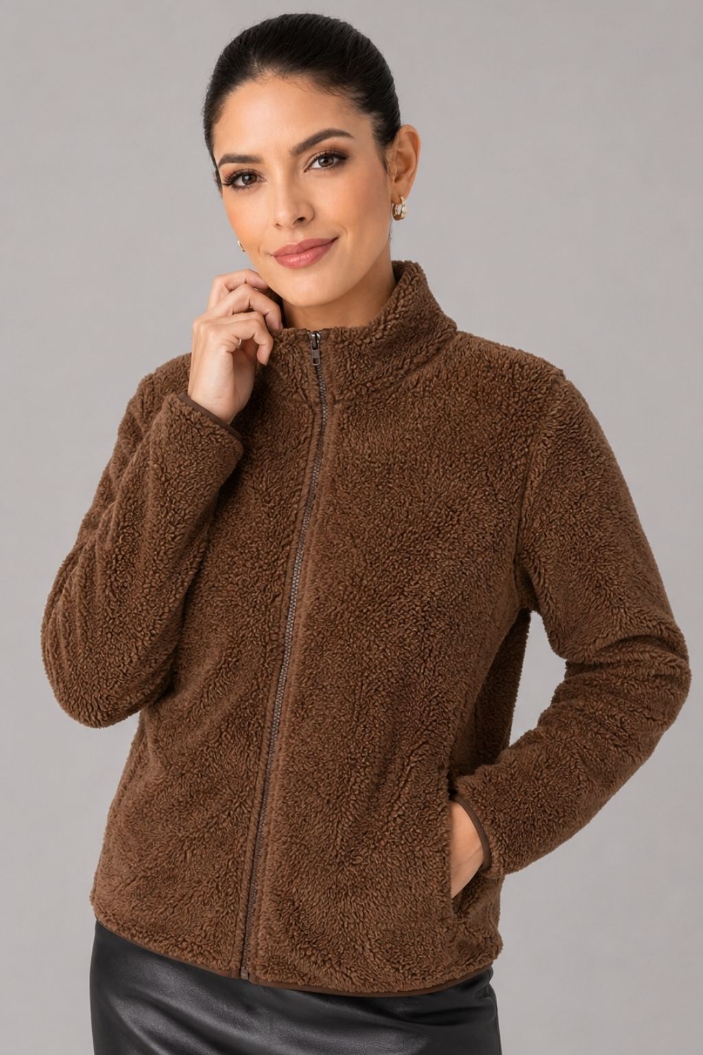 Chaqueta de pelo suave marrón con cremallera frontal y cuello alto