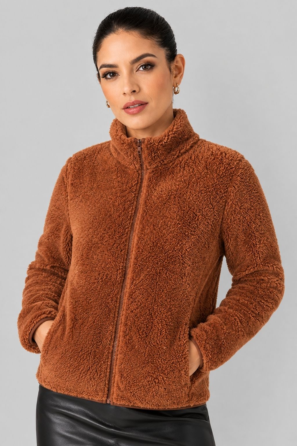 Chaqueta de pelo suave color óxido con cremallera frontal y cuello alto