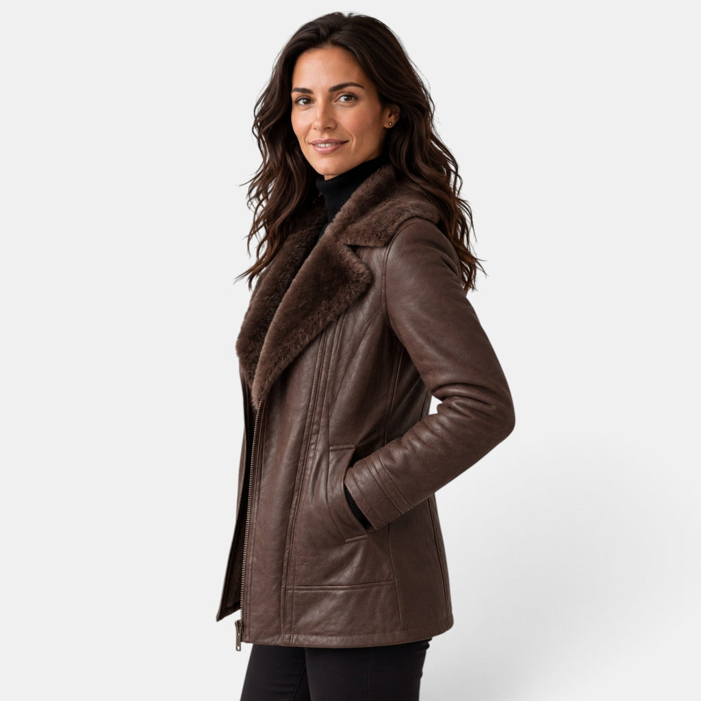 Chaqueta marrón de piel sintética, vista lateral, con bolsillos y cuello de borreguito