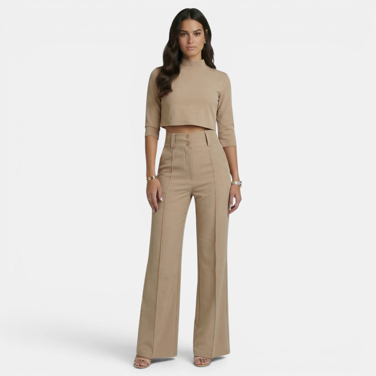 Conjunto caqui de top corto con manga tres cuartos y pantalón acampanado