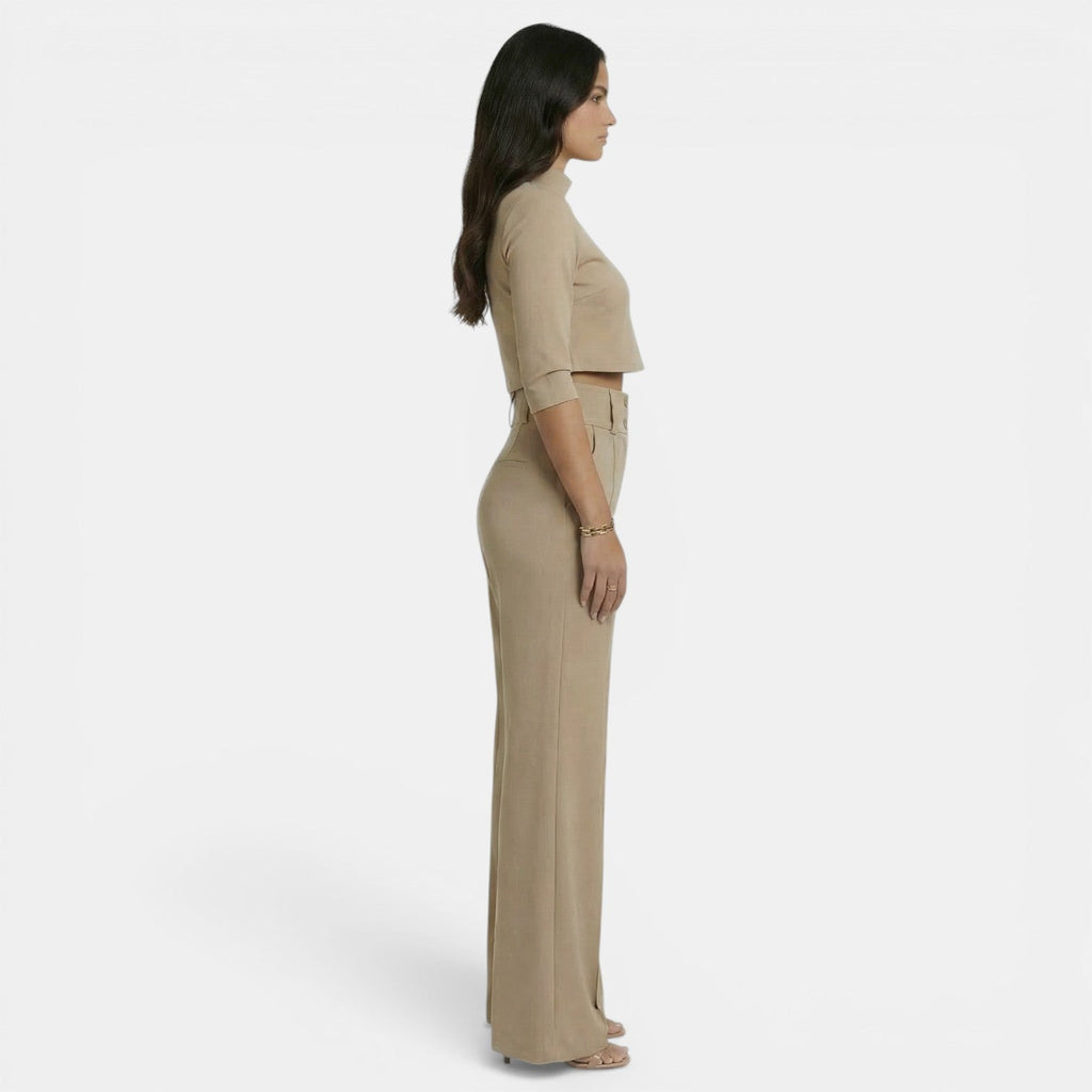 Conjunto caqui con top corto y pantalón de pierna ancha, vista lateral