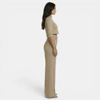 Conjunto caqui con top corto y pantalón de pierna ancha, vista lateral