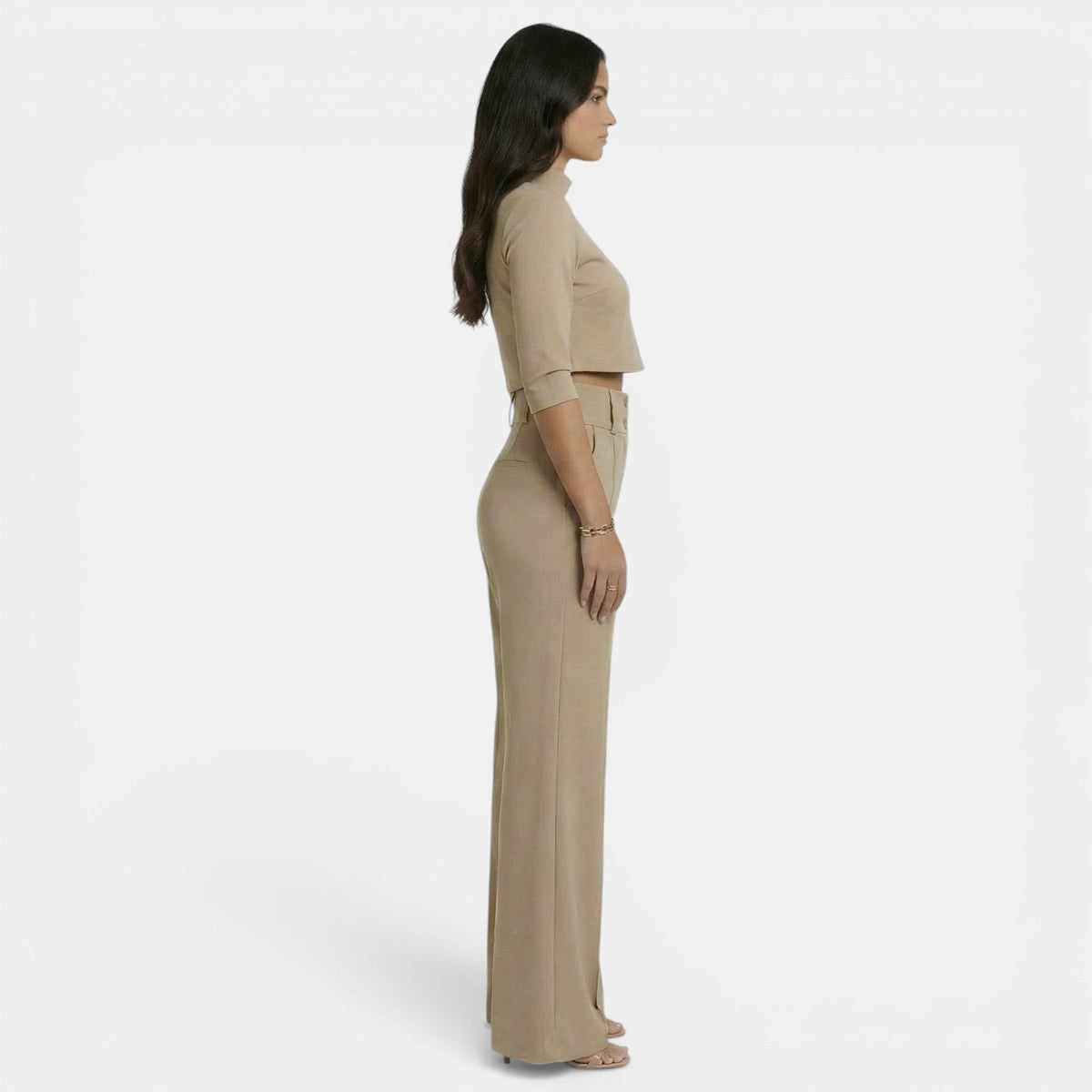 Conjunto caqui con top corto y pantalón de pierna ancha, vista lateral