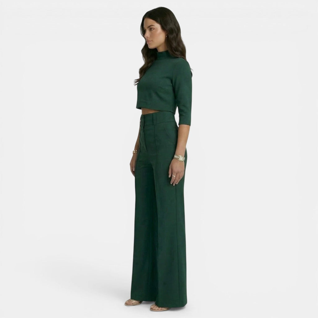Conjunto verde oscuro con top corto de manga tres cuartos y pantalón de pierna ancha, vista lateral