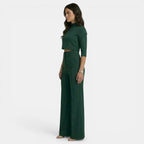 Conjunto verde oscuro con top corto de manga tres cuartos y pantalón de pierna ancha, vista lateral