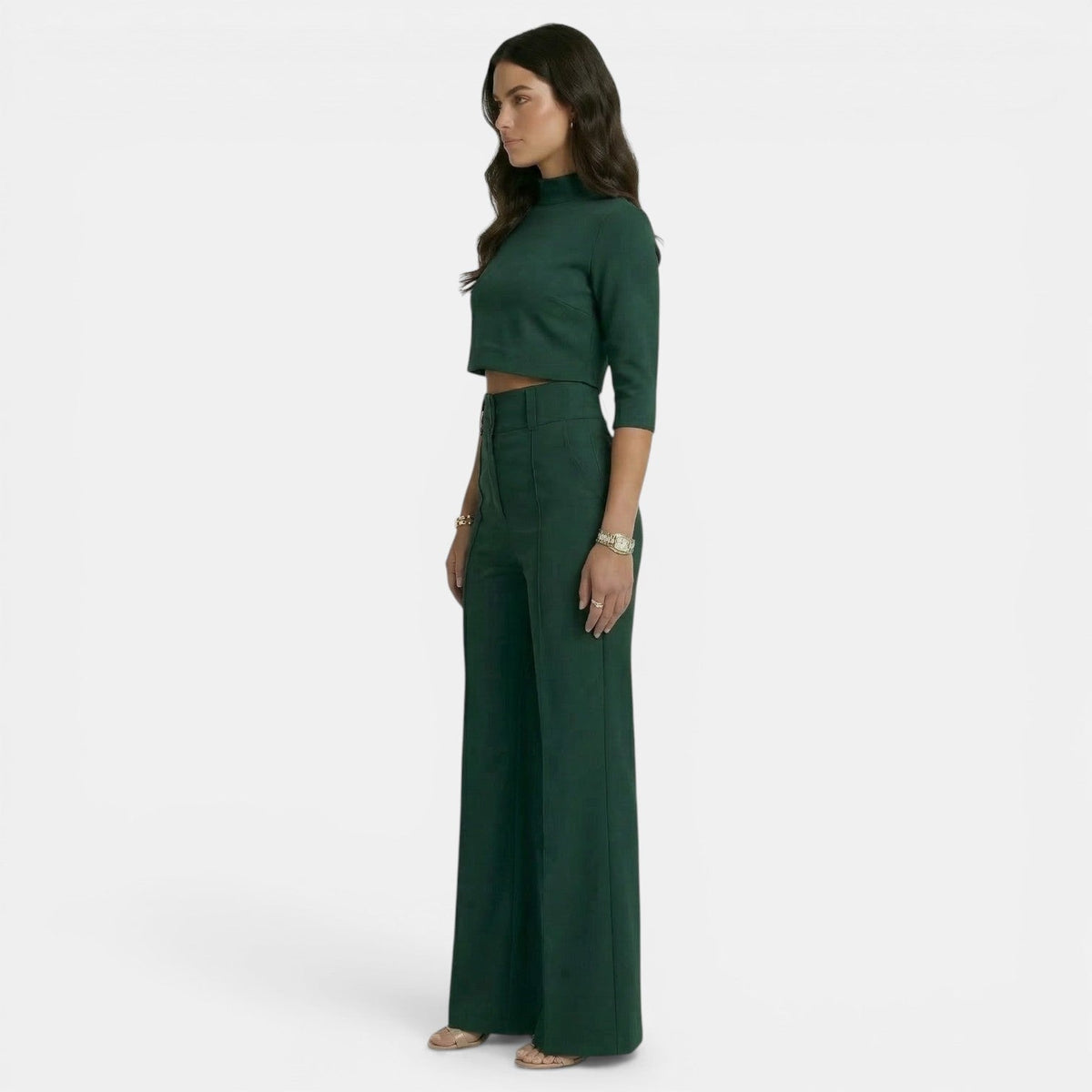 Conjunto verde oscuro con top corto de manga tres cuartos y pantalón de pierna ancha, vista lateral
