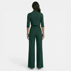 Conjunto verde oscuro con top corto de manga tres cuartos y pantalón de pierna ancha, vista trasera
