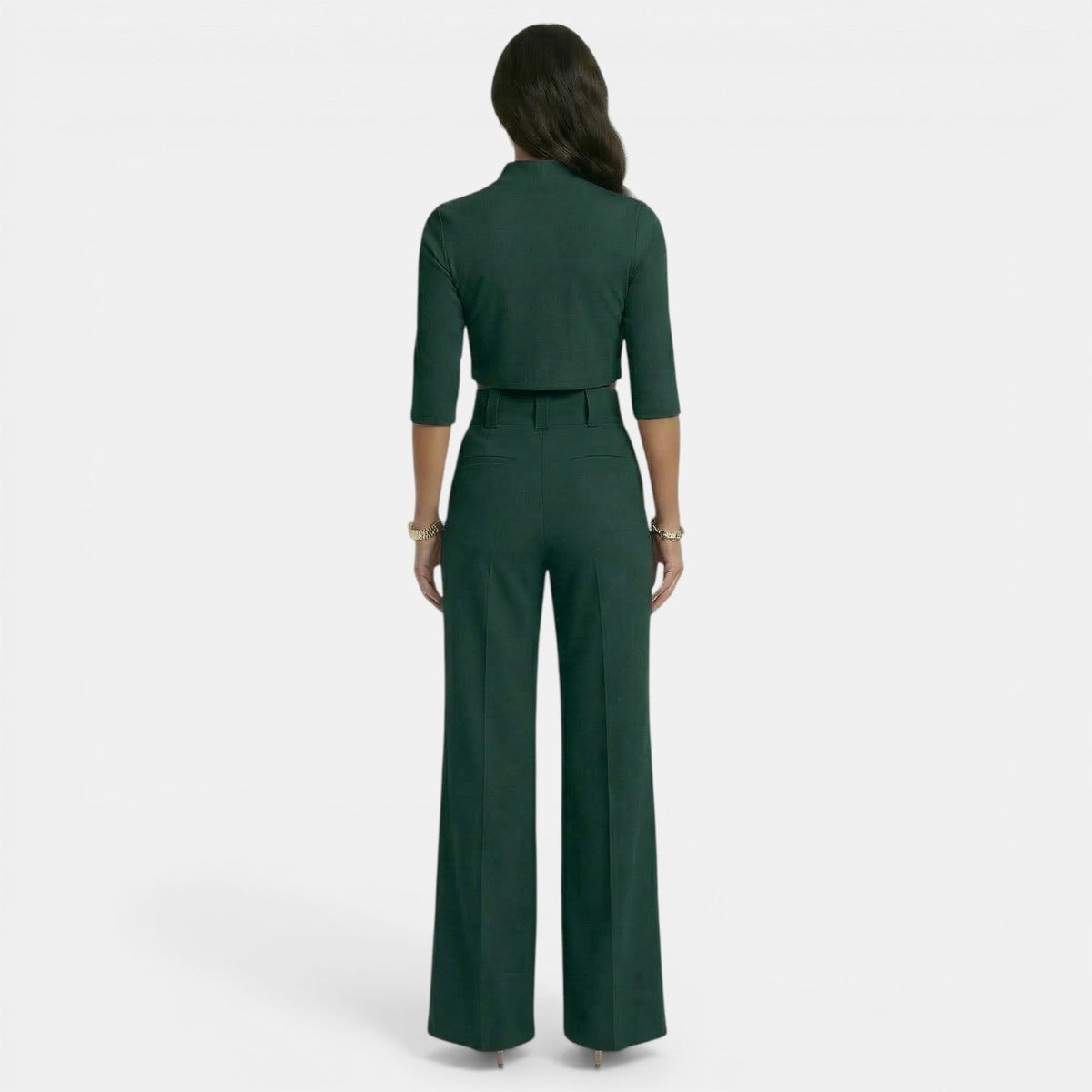 Conjunto verde oscuro con top corto de manga tres cuartos y pantalón de pierna ancha, vista trasera