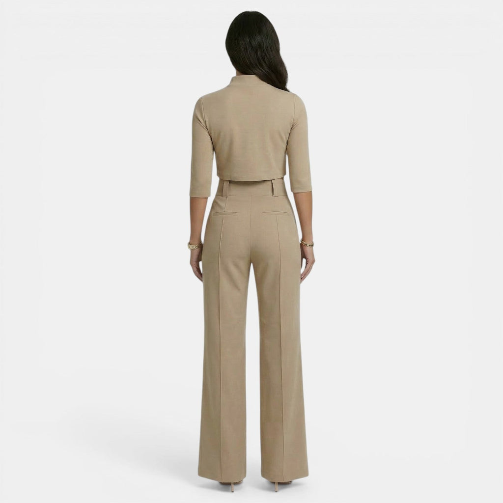 Conjunto caqui de top corto y pantalón acampanado, vista trasera