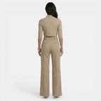 Conjunto caqui de top corto y pantalón acampanado, vista trasera