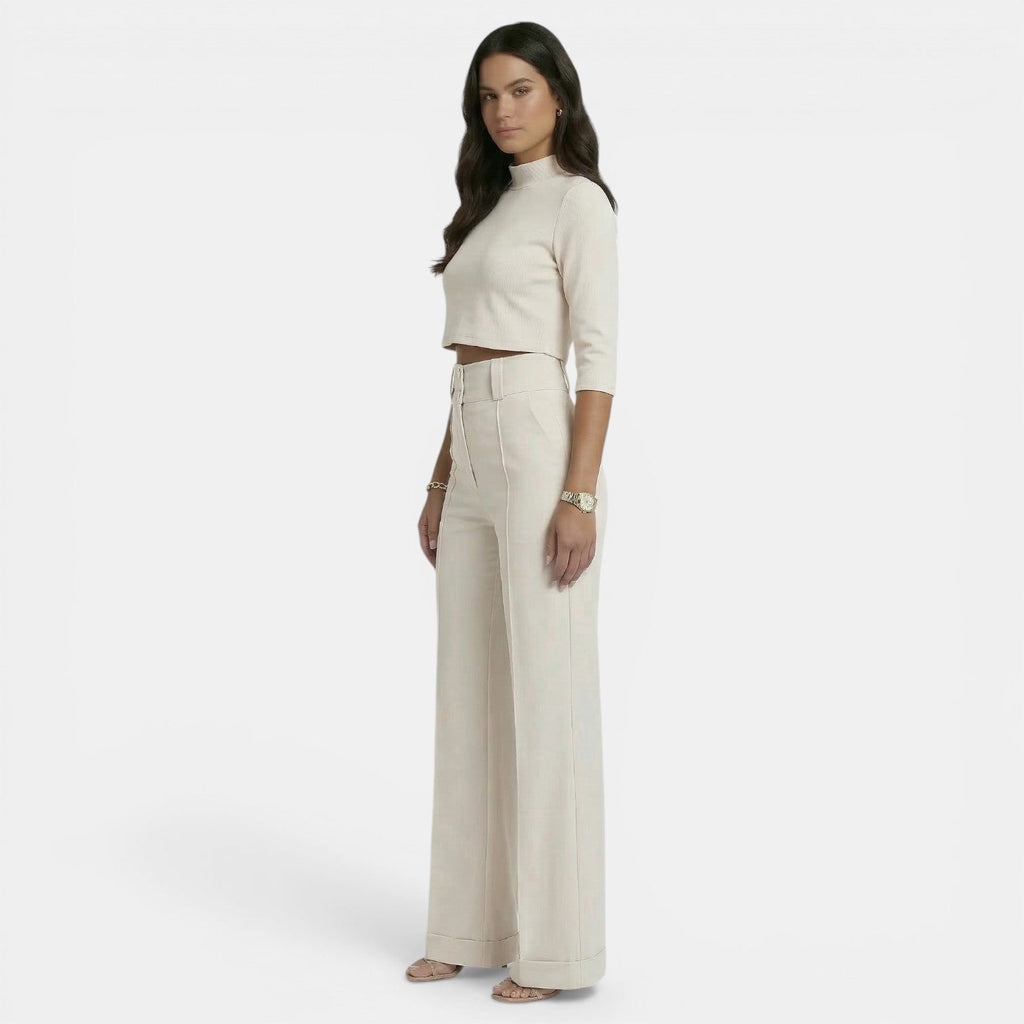 Conjunto blanco con top corto y pantalón de pierna ancha, vista lateral
