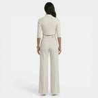 Conjunto blanco de top corto y pantalón acampanado, vista trasera