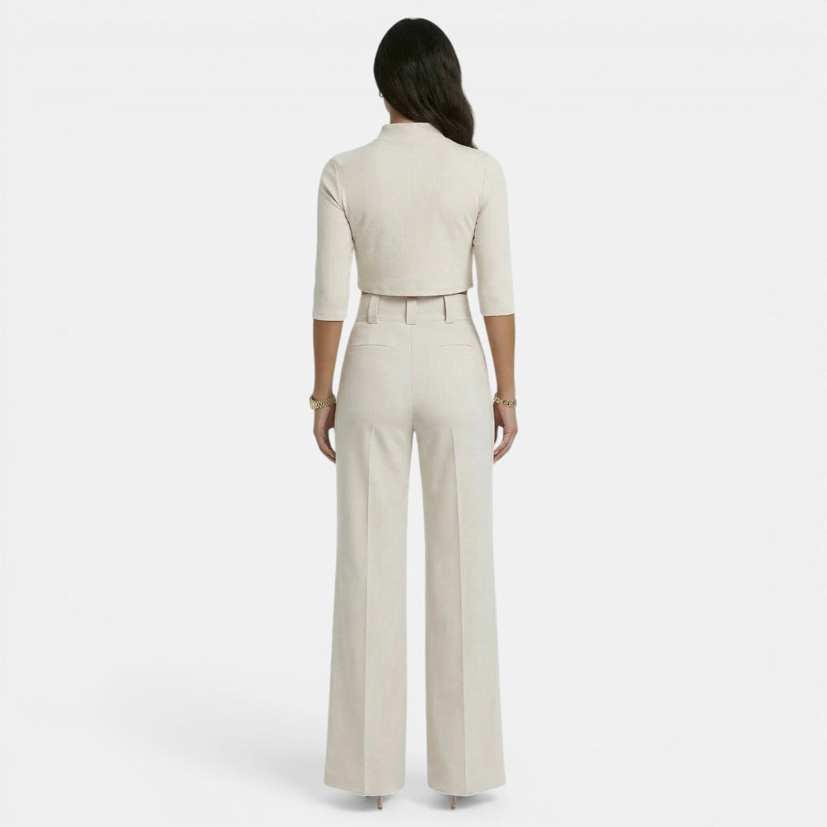 Conjunto blanco de top corto y pantalón acampanado, vista trasera