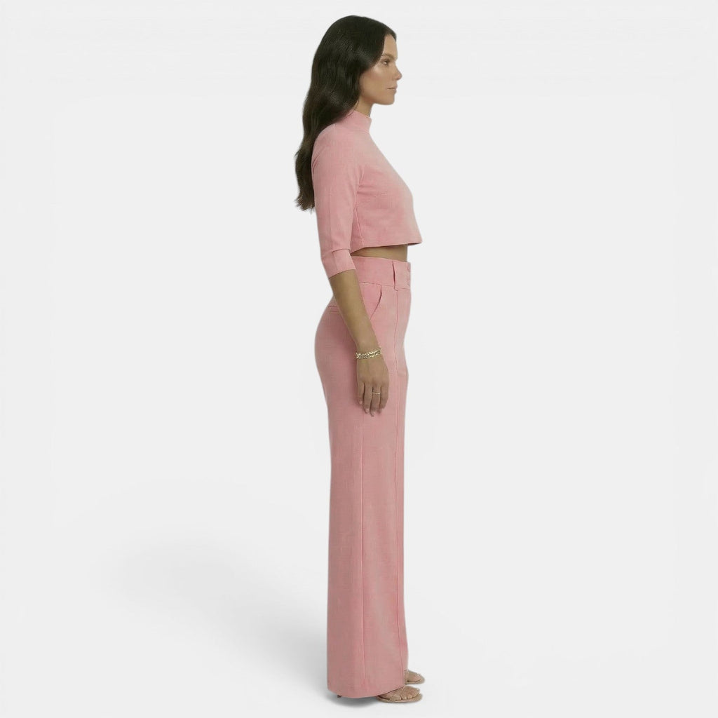 Conjunto rosa con top corto y pantalón de pierna ancha, vista lateral