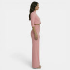 Conjunto rosa con top corto y pantalón de pierna ancha, vista lateral
