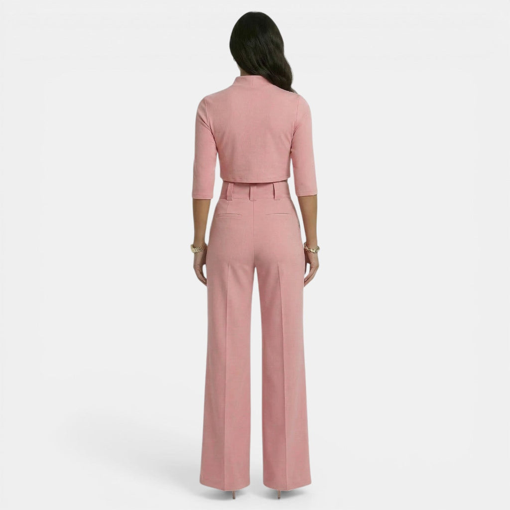 Conjunto rosa de top corto y pantalón acampanado, vista trasera