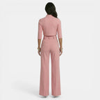 Conjunto rosa de top corto y pantalón acampanado, vista trasera