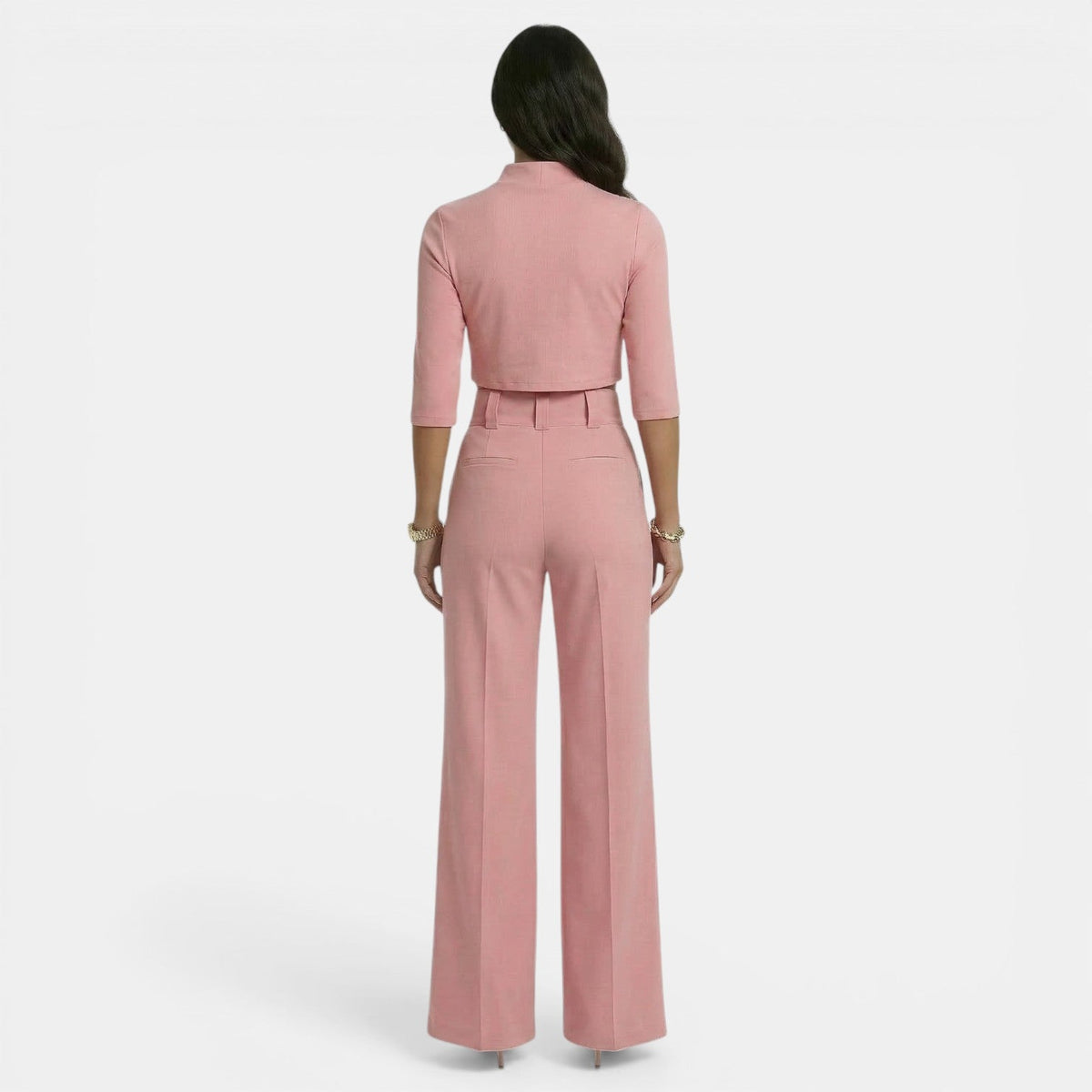 Conjunto rosa de top corto y pantalón acampanado, vista trasera
