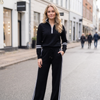 Conjunto negro de punto con media cremallera y pantalón ancho con cordón y rayas