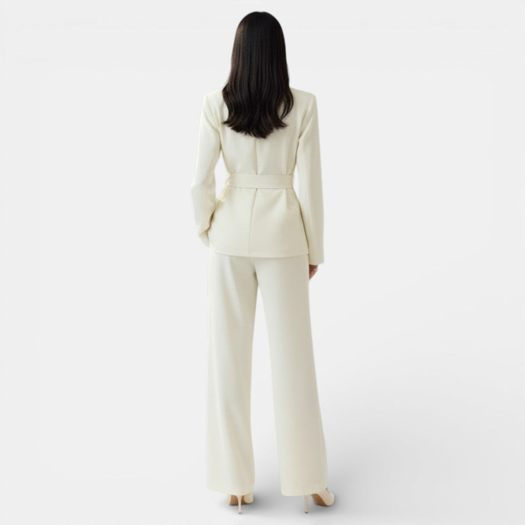 Conjunto beige de blazer y pantalón de pierna ancha, vista trasera