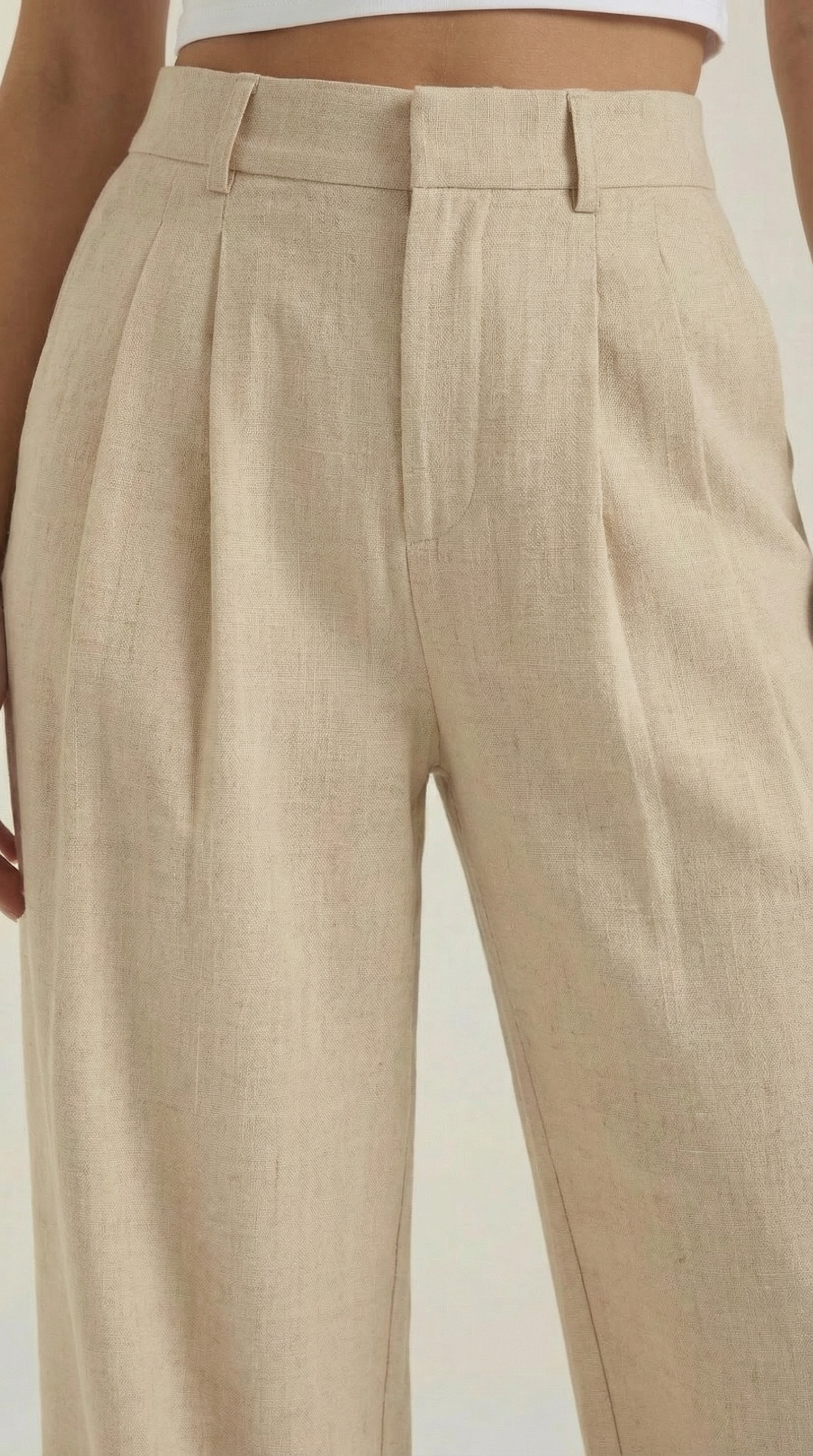 Beige pantalon met hoge tailleband en verticale plooien over de voorkant
