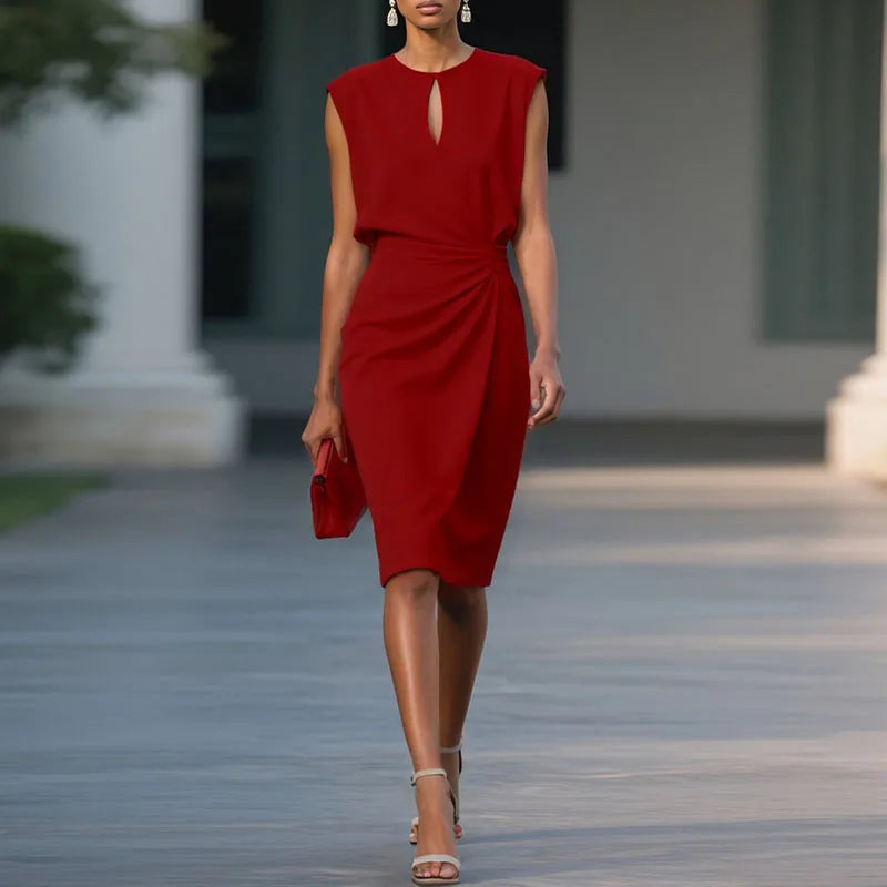 Mouwloze midi-jurk in rood met sleutelgatuitsnede en gedraaide tailleplooien