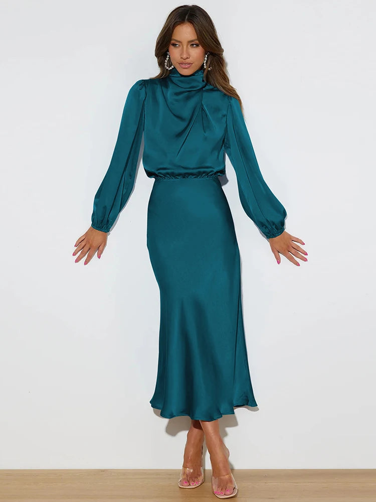 Teal satijnen midi-jurk met draperende hoge hals en wijde lange mouwen.