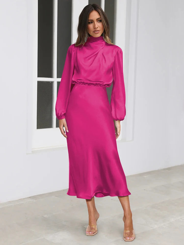 Fuchsia satijnen midi-jurk met hoge draperende hals en lange mouwen.