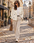 Gabardina corta cortavientos blanca con doble botonadura y solapas, corte relajado