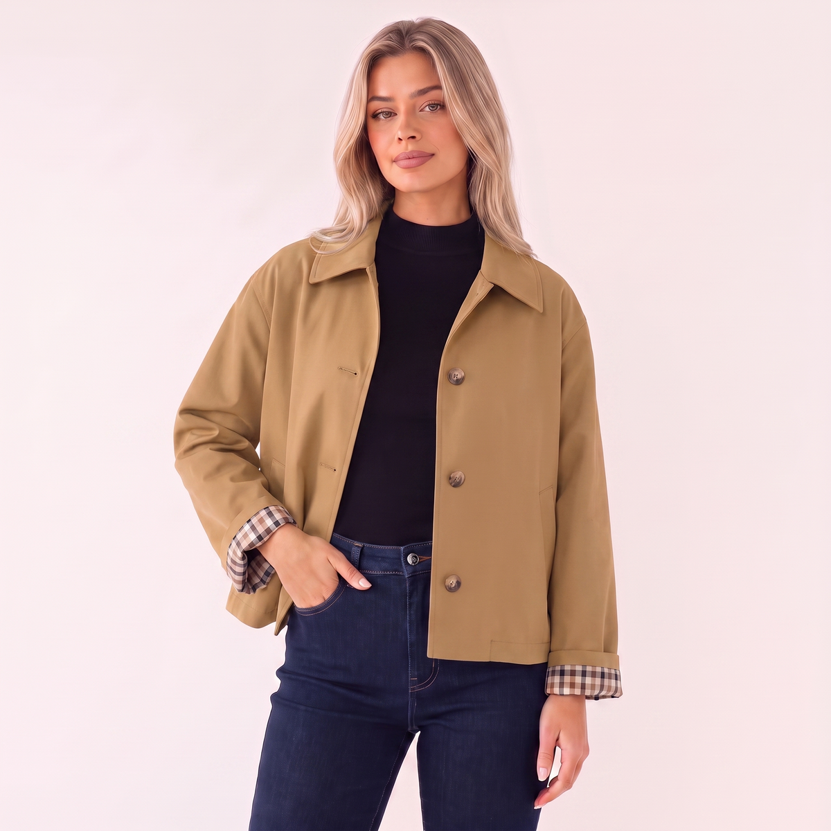 Gabardina corta beige con forro de cuadros y botones frontales, puños a cuadros