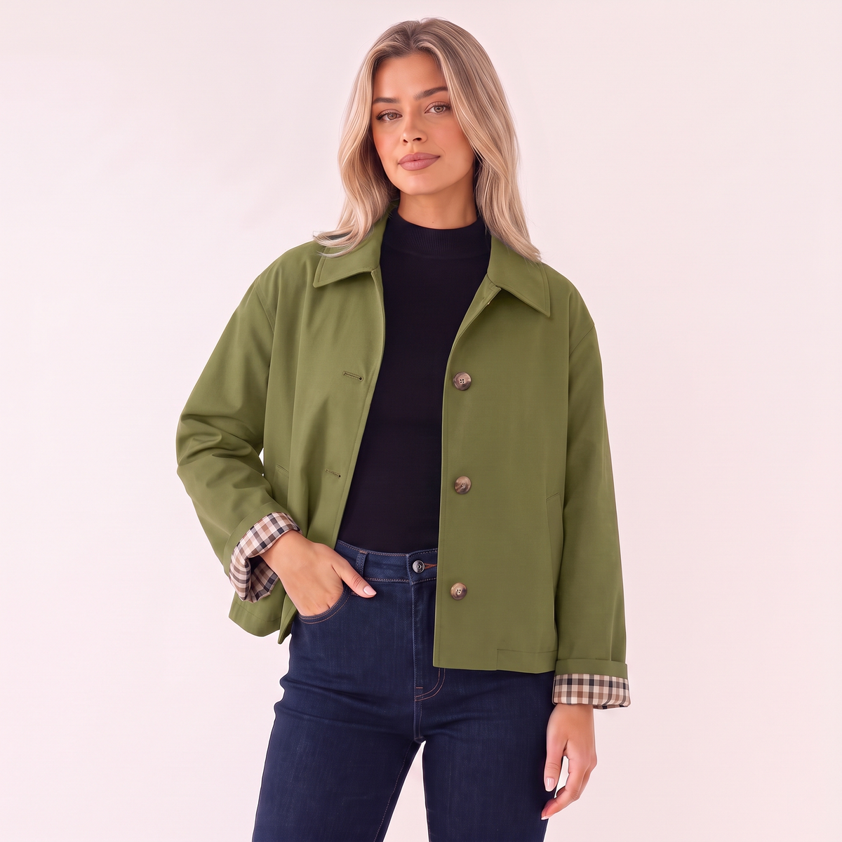 Gabardina corta verde oliva con forro de cuadros y botones frontales, puños a cuadros
