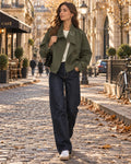 Gabardina corta verde oscura con cuello alto y doble botonadura, manga larga