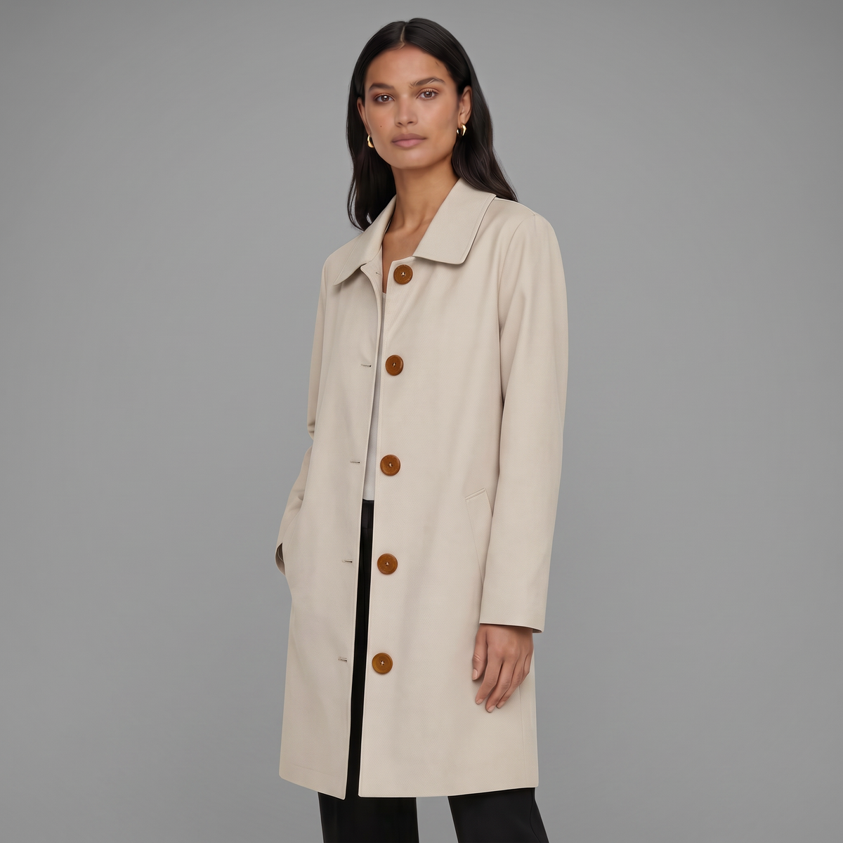 Gabardina midi beige de corte sencillo, con solapas y botones marrones