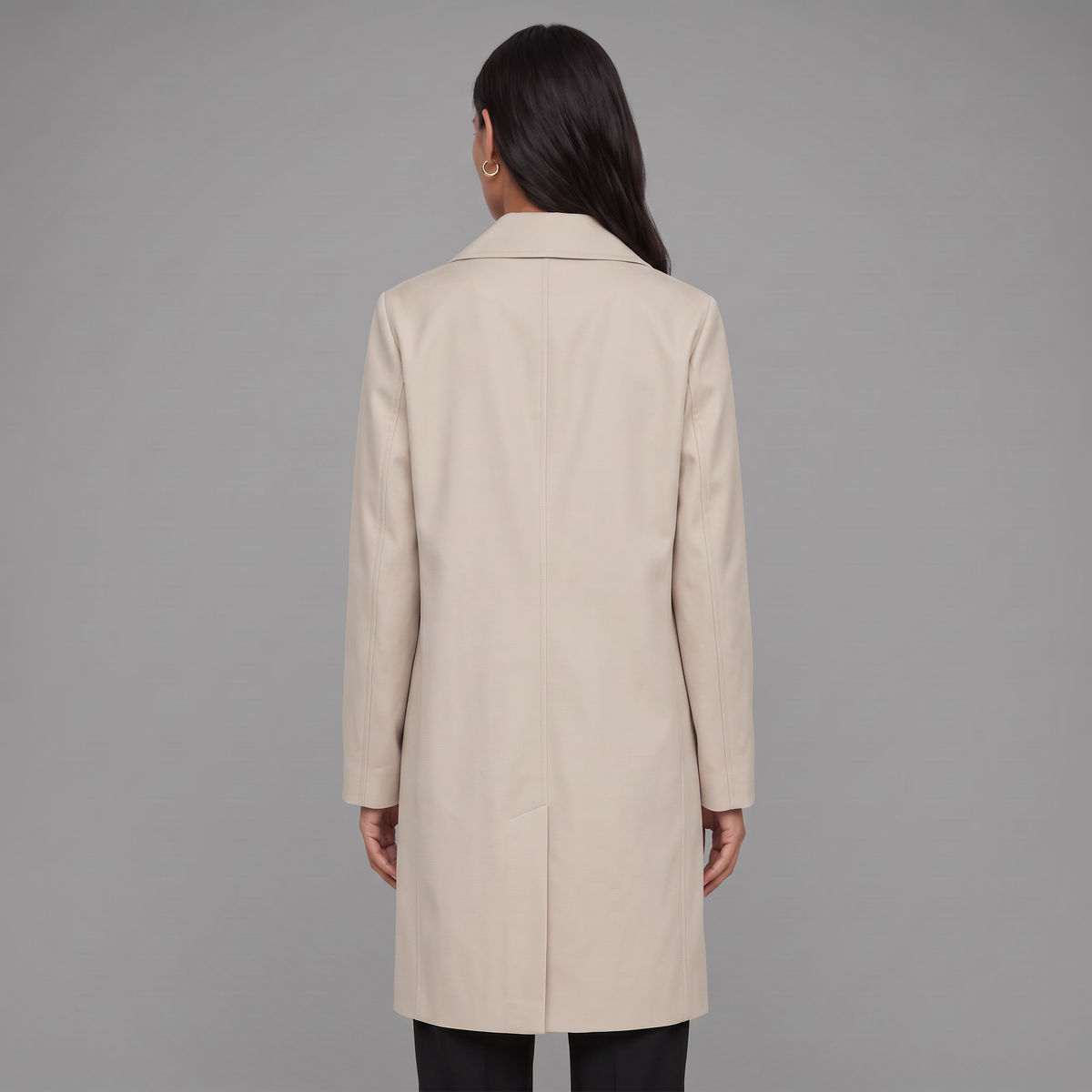 Gabardina midi beige vista por detrás, con abertura central en el bajo