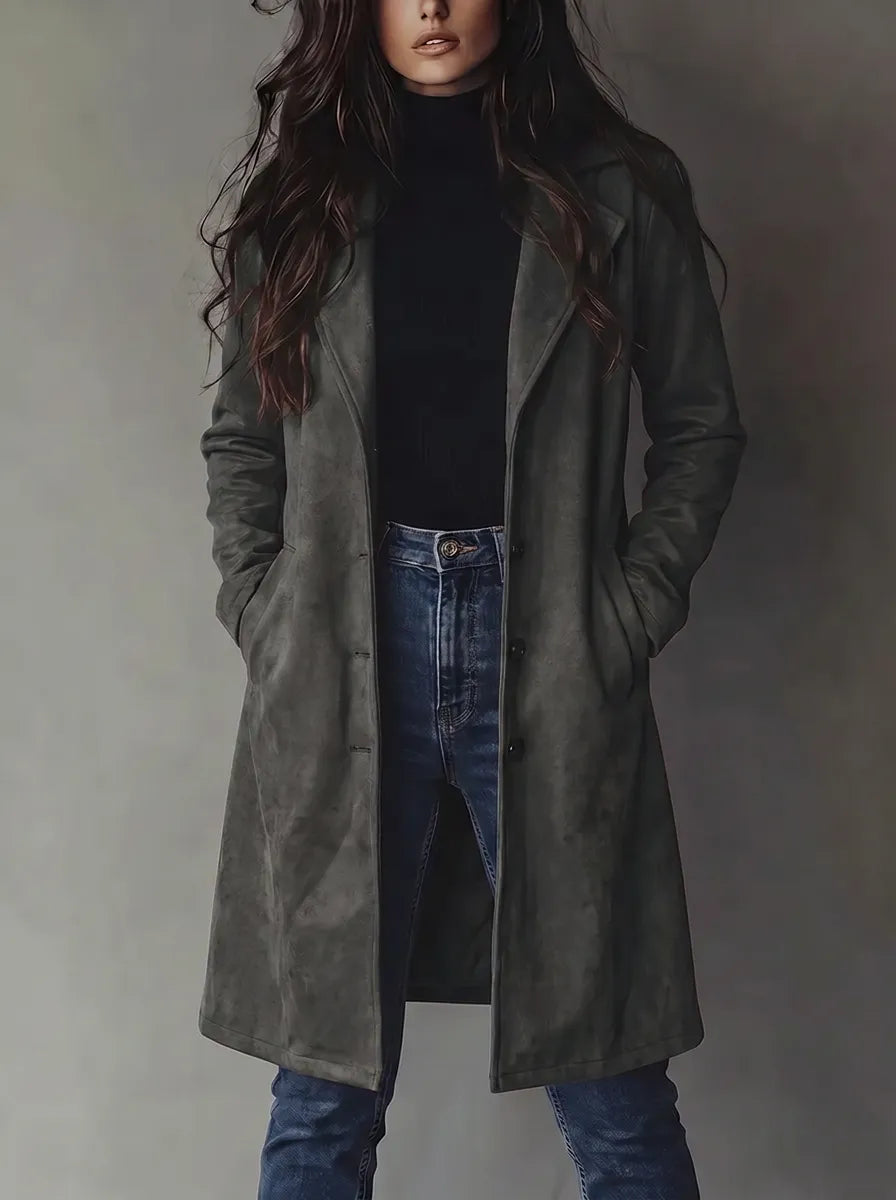 Gabardina de ante gris oscuro con solapas y botones, corte cómodo, vista frontal.
