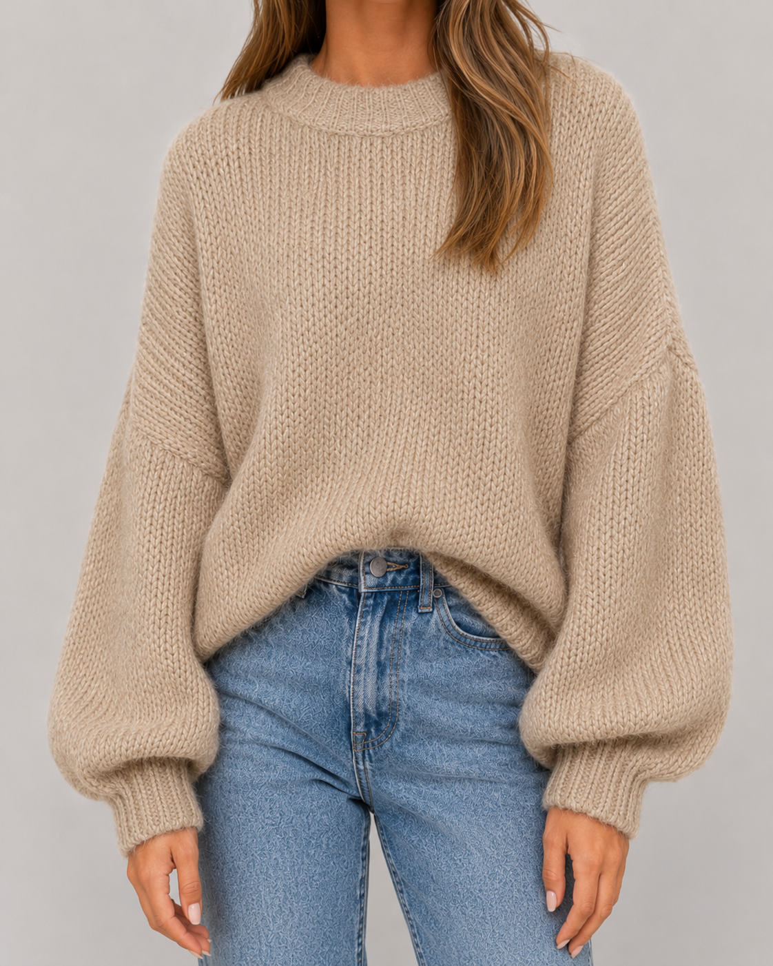 Jersey oversize beige de punto grueso, con hombros caídos y mangas abullonadas