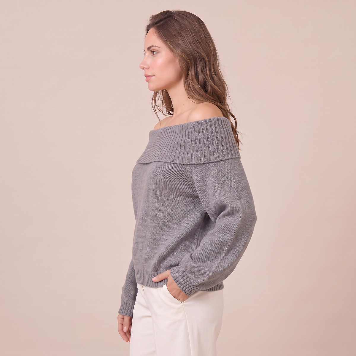 Jersey gris de punto con hombros descubiertos, visto de perfil