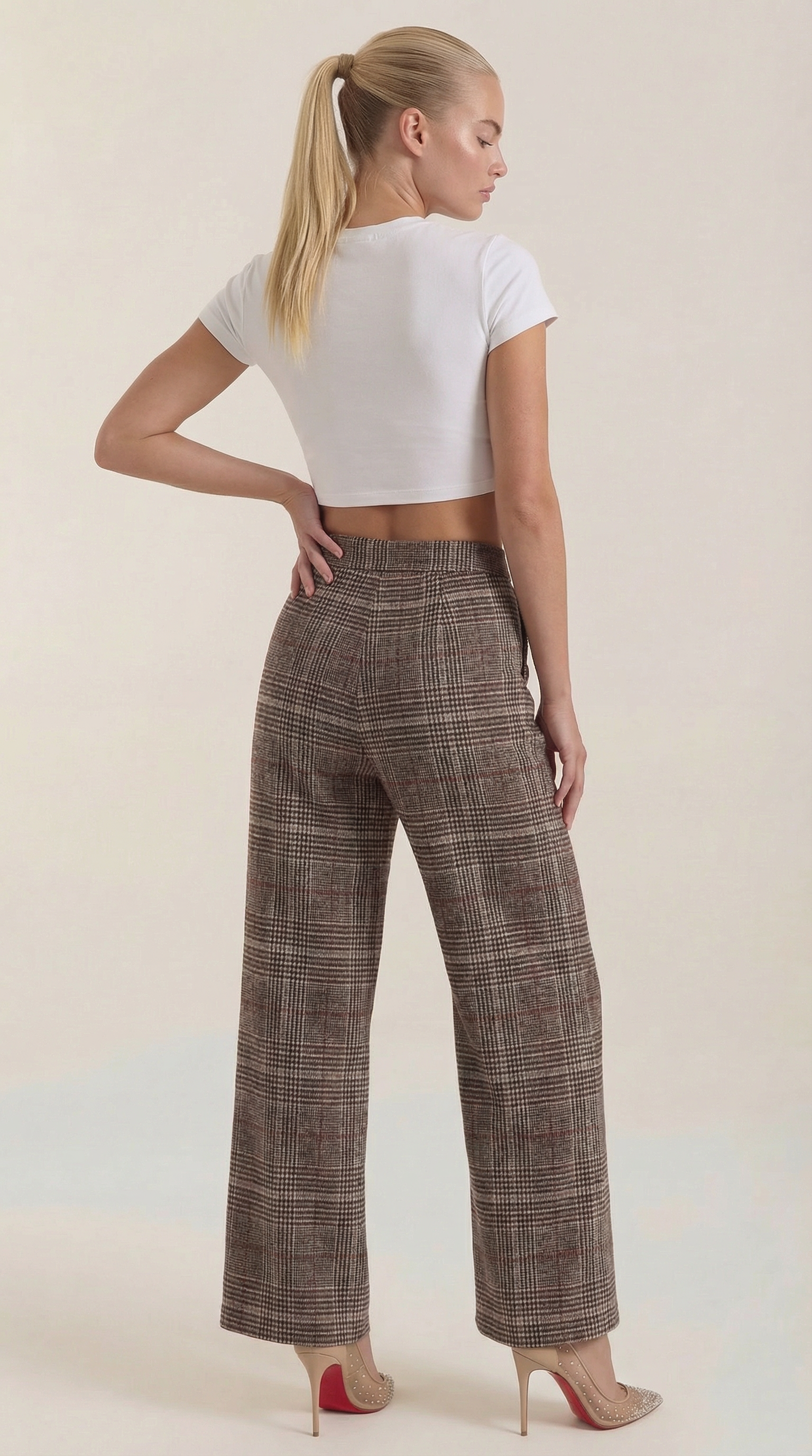 Dames pantalon met hoge taille, bruin geruit, achteraanzicht met coupenaden