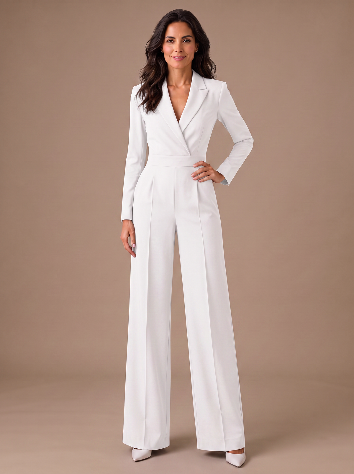 Mono blanco de manga larga, escote en V cruzado y pantalón ancho