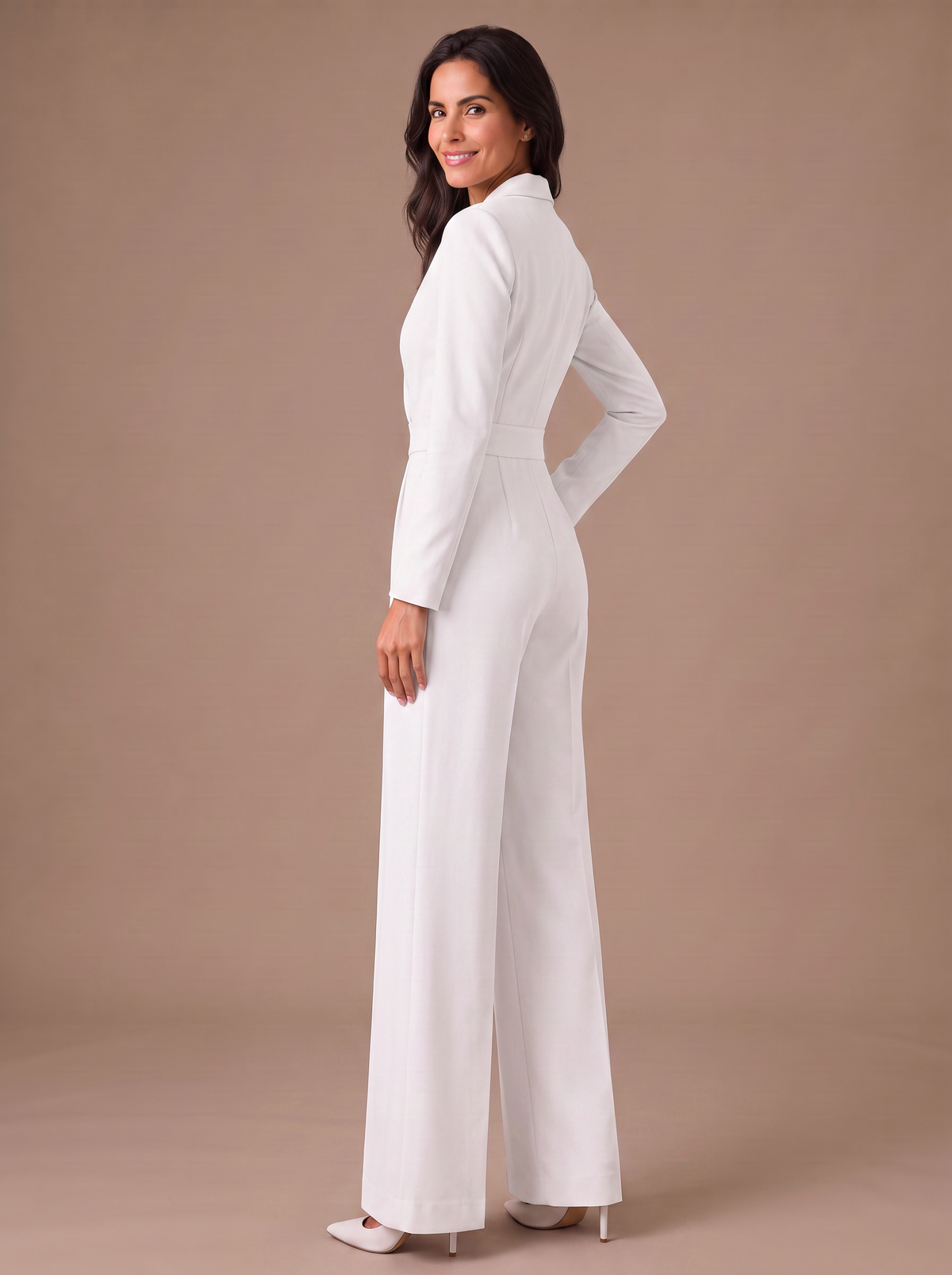 Mono blanco de perfil, con manga larga y pantalón de pierna ancha