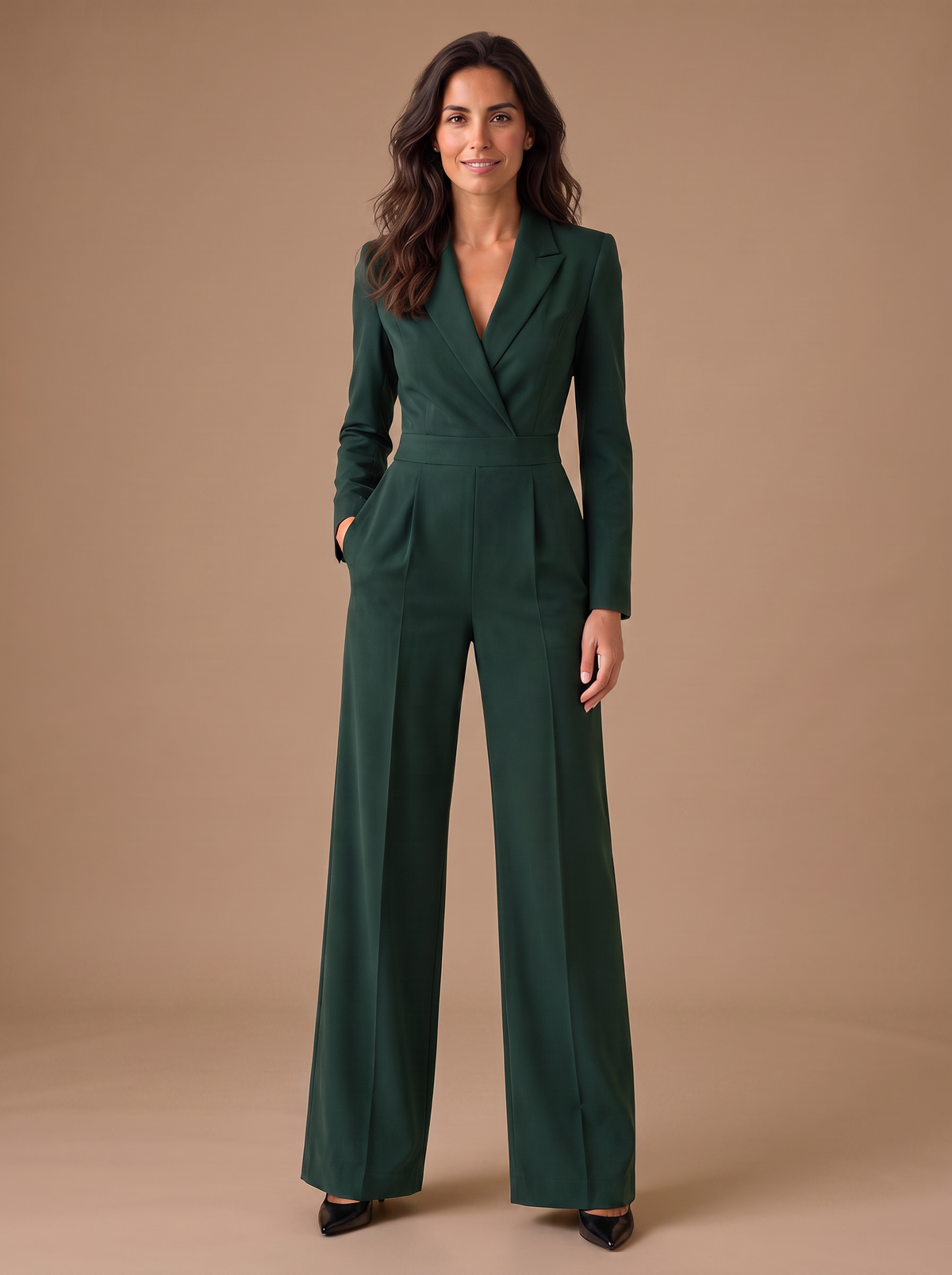 Mono verde oscuro de manga larga, escote en V cruzado y pantalón ancho