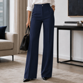 Pantalón ancho azul marino de tiro alto, con pinzas frontales y bolsillos laterales.
