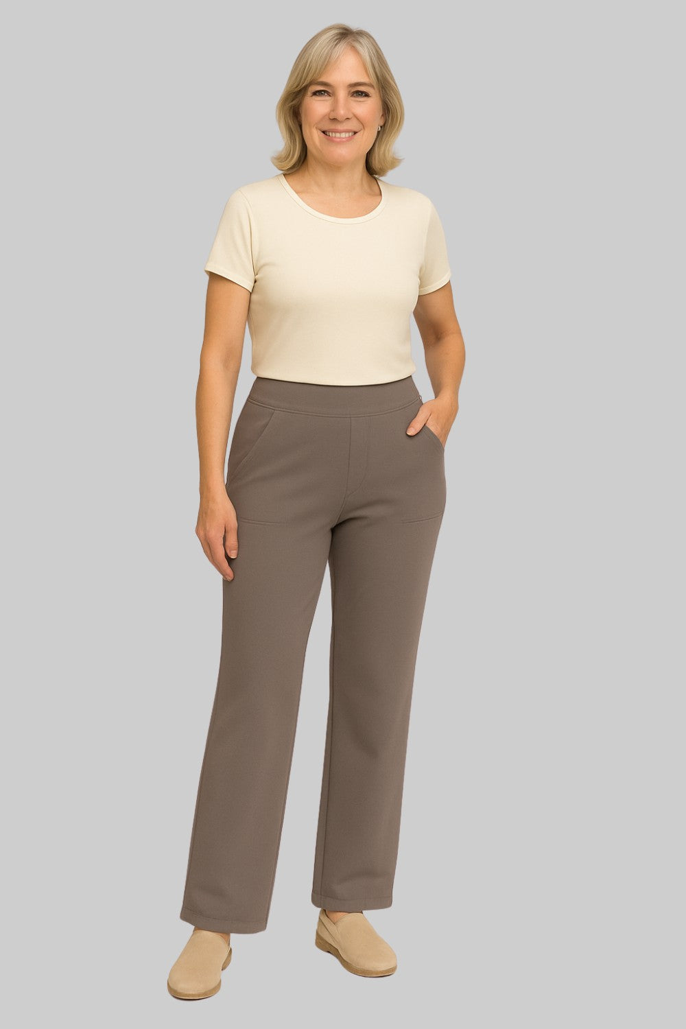 Pantalón elástico de tela ligera color crema, pierna recta y tiro alto