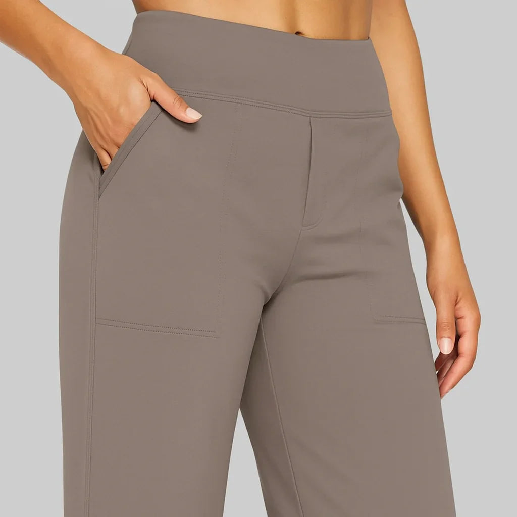 Pantalón elástico taupe con costuras y bolsillo delantero, tiro alto